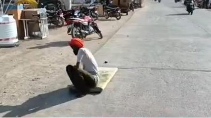 अनोखी पदयात्रा:राजस्थान से उड़ीसा लेट लेट कर जा रहा युवक,देखें Video