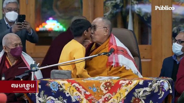 El dalái lama pide perdón tras pedir a un niño que chupe su lengua