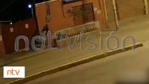 [VIDEO] Cámaras registran el asalto a una mujer en la avenida República