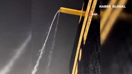 Müslümanlar şiddetli yağışın altında Kabe'yi tavaf etti