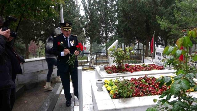 Polis haftasında şehitler de unutulmadı, emniyet müdürü tek tek mezarlarına karanfil bıraktı