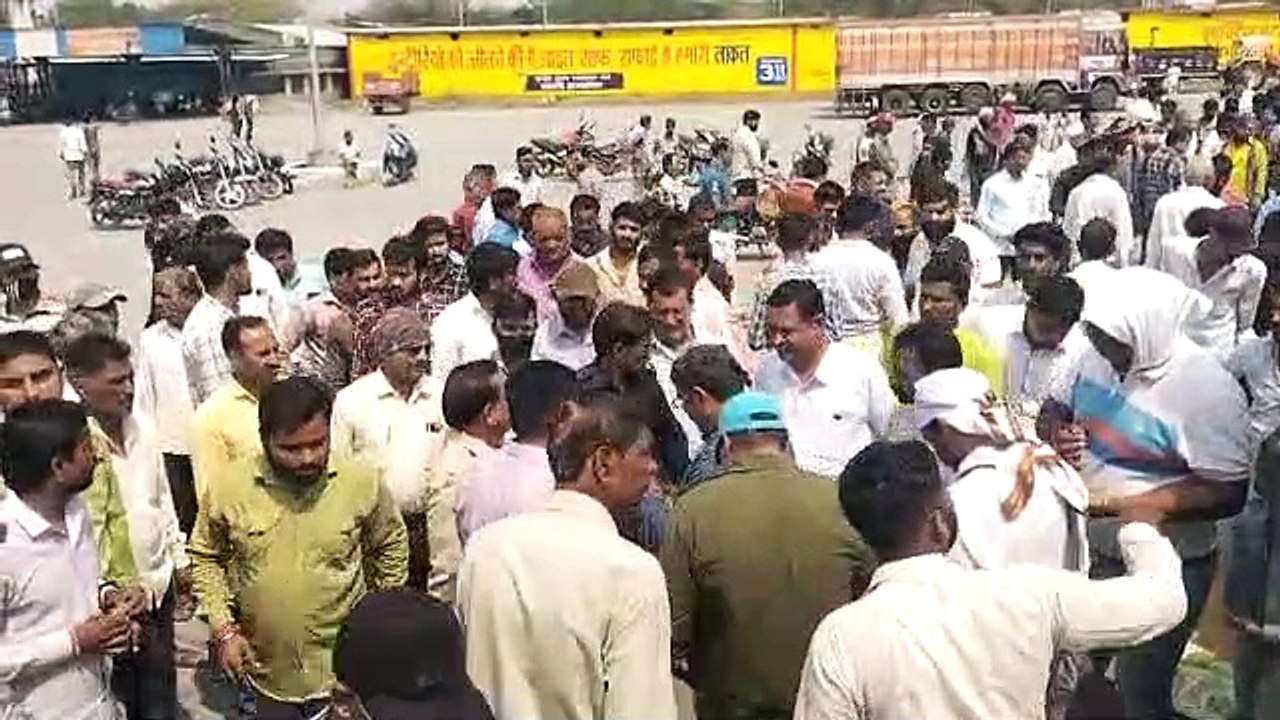लक्ष्मीबाई अनाज मंडी में किसानों का प्रदर्शन