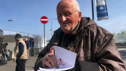 Berlusconi, il fan pensionato in pullman da Cosenza: "Porto acqua santa per zio Silvio"