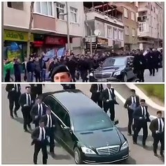 Erdoğan'ın arabasının peşinden koşturan korumalar gündem oldu