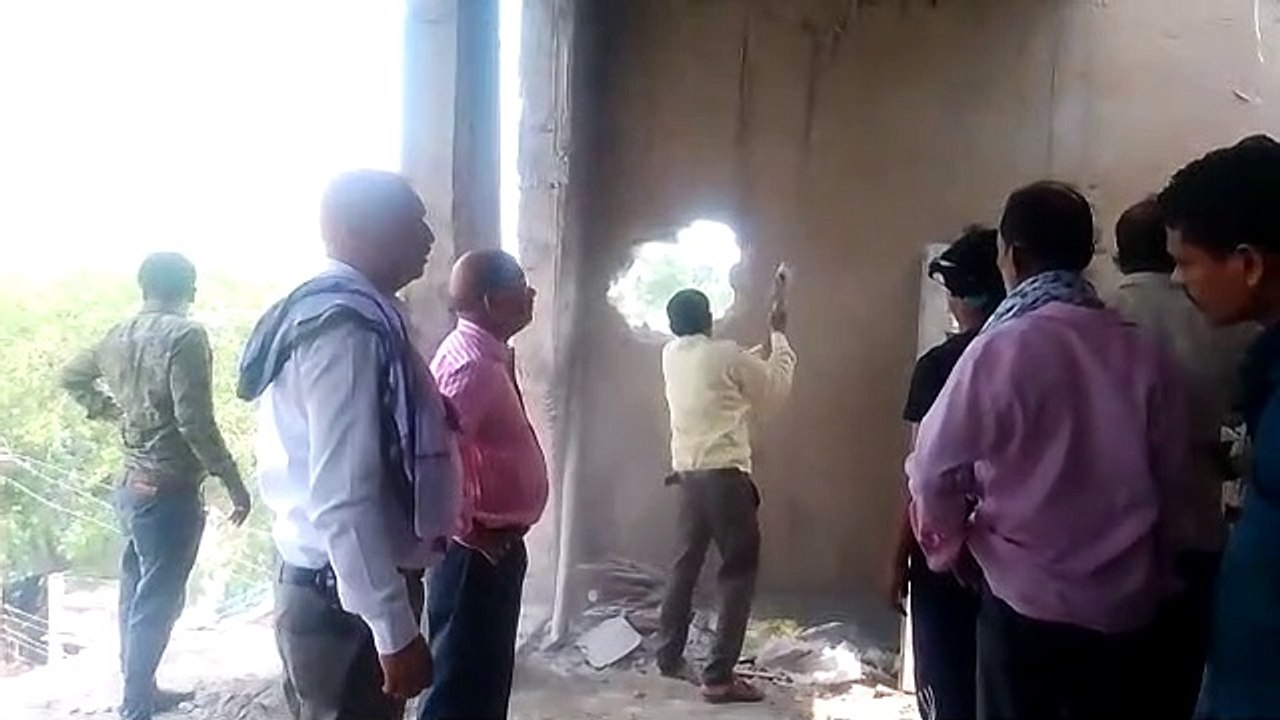 नगर निगम से अनुमति लिए बिना तैयार दुकान को तोड़ने पहुंचे निगम अमले ने चलाया हथौड़ा