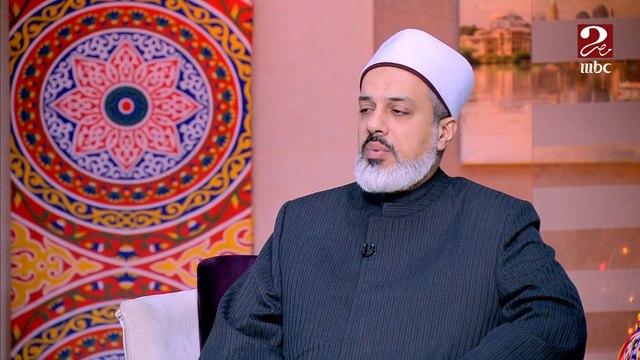 أولاده يعملون ويقيمون مع والدتهم بعد الانفصال ولا يسألون عليه إطلاقا ويسأل هل يخرج عنهم زكاة