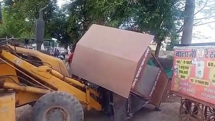 सड़क किनारे अतिक्रमण को किया ध्वस्त, सामान किया जब्त