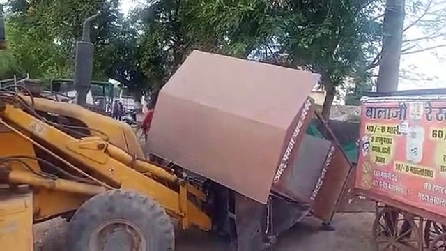 सड़क किनारे अतिक्रमण को किया ध्वस्त, सामान किया जब्त