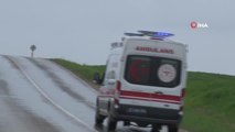 Edirne'de ekmek yüklü kamyonet devrildi: Sürücü ve kardeşi araç camını kırarak çıkabildi