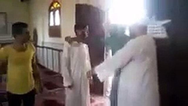 مصرمیں نماز ھو چکی تھی ایک شرابی اکرمسجد میں مولوی سـے کہنے لگاہ مجھے الگ جماعت پڑھاو مولوی نے بات مان لی اگے دیکھیں کیا ہوا