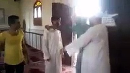 مصرمیں نماز ھو چکی تھی ایک شرابی اکرمسجد میں مولوی سـے کہنے لگاہ مجھے الگ جماعت پڑھاو مولوی نے  بات مان لی اگے دیکھیں کیا ہوا