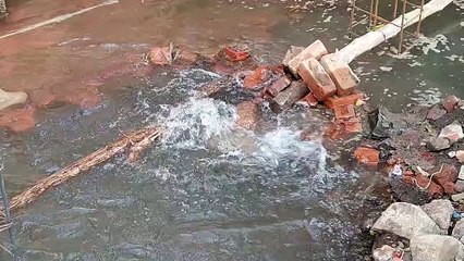 पाइपलाइन फूटने से आयकर दफ्तर के पास बन गए बाढ़ जैसे हालात