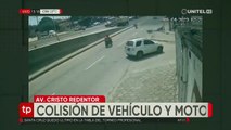 Cámaras de seguridad graban la colisión de vehículo con una moto que llevaba pasajeros