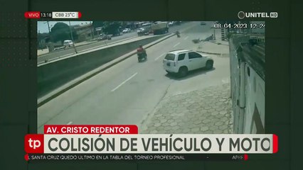 Cámaras de seguridad graban la colisión de vehículo con una moto que llevaba pasajeros