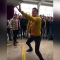 Memleket Partisi'nin milletvekili adayı Cem Saygı, yaptığı dansla sosyal medyada gündem oldu