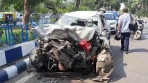 कोलकाता में कार ने बाइक और डंपर में मारी टक्कर. 5 लोगों की मौत