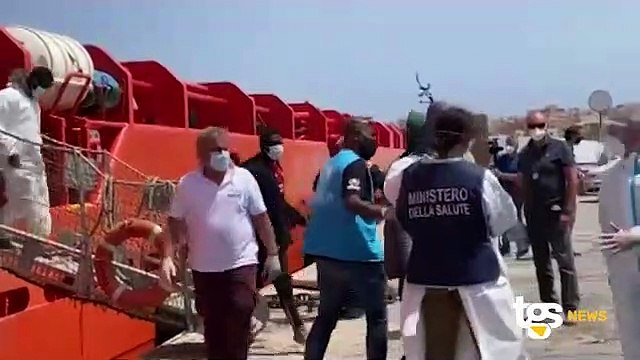 Migranti, una Pasqua di sbarchi a Lampedusa