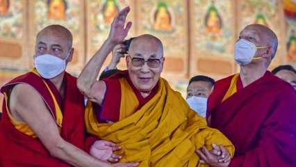 Polémica por beso en la boca del dalái lama a un niño durante un evento escolar en India
