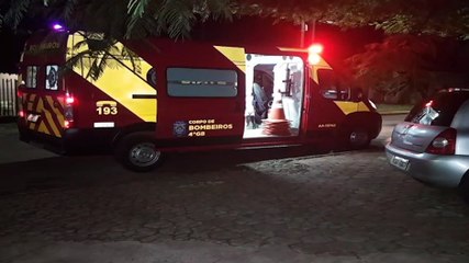 Homem sofre luxação no ombro após cair na garagem de casa