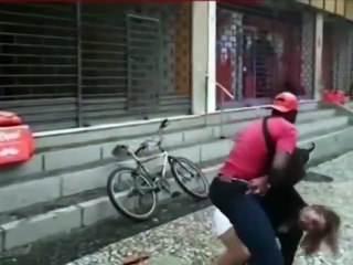 Entregadores são vítimas de injúria racial por jogadora de vôlei