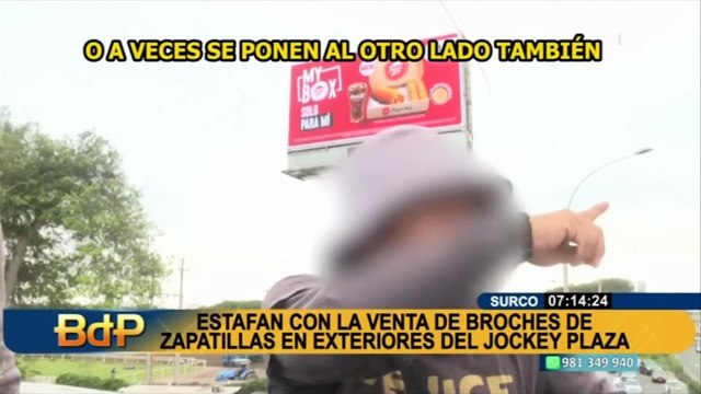 Estafadores venden broches de zapatillas en los exteriores del Jockey Plaza