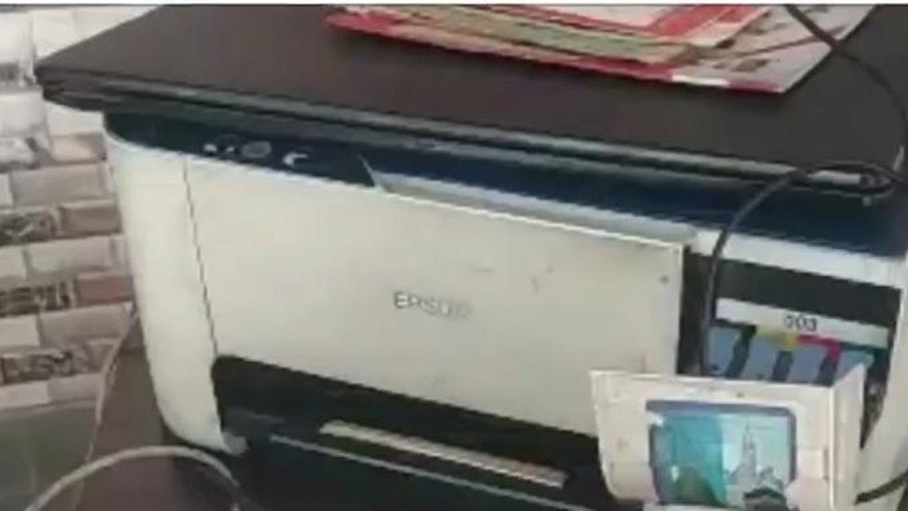 शाहजहांपुर:पुलिस ने जन सेवा केंद्र पर की छापेमारी,फर्जी आधार कार्ड और दस्तावेज बरामद