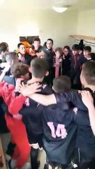 La communion des U15 après les 2 victoires à St André des Eaux