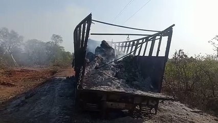 ट्रक पूरी तरह से जलने के कारण पूरा रास्ता बंद