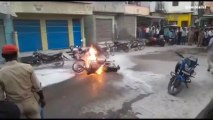 जौनपुर में 15 सेकेंड में एक बुलेट आग में जलकर राख, देखिए लाइव वीडियो