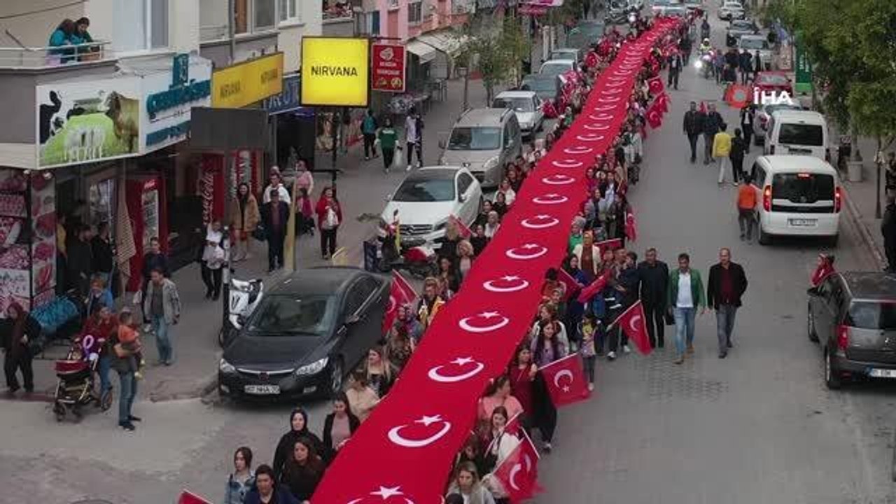 Kadın şehitler için bayraklarla yürüdü, 10 bin kişi iftarda buluştu