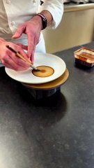 Ce chef pâtissier vous montre comment présenter un dessert comme un pro