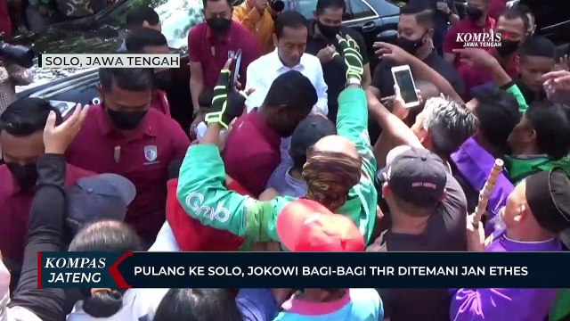 Pulang ke Solo, Jokowi Bagi-bagi THR Ditemani Jan Ethes
