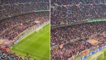 Barcelona tribünleri dakika 10'u gösterdiğinde hep bir ağızdan Messi tezahüratı yaptı