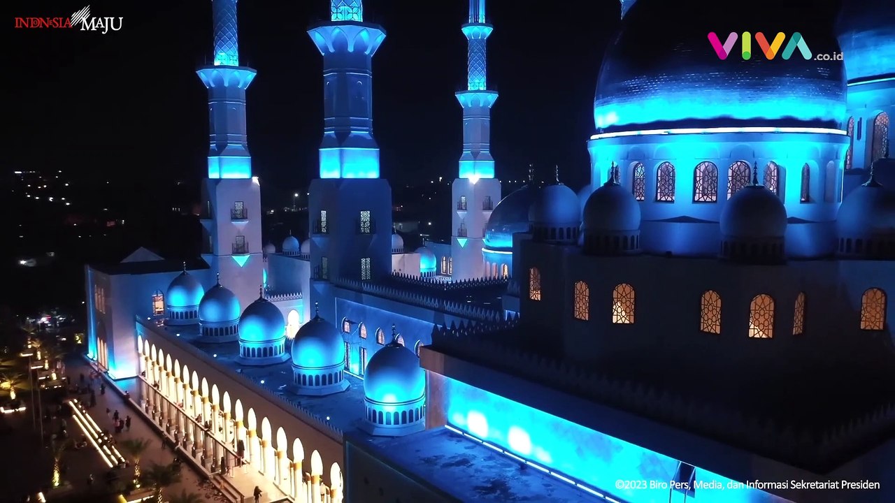 Jokowi Salat Tarawih di Masjid Raya Sheikh Zayed Solo