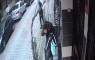 Sultangazi'de ilginç hırsızlık kamerada: Tespih sallayarak nöbet tuttu