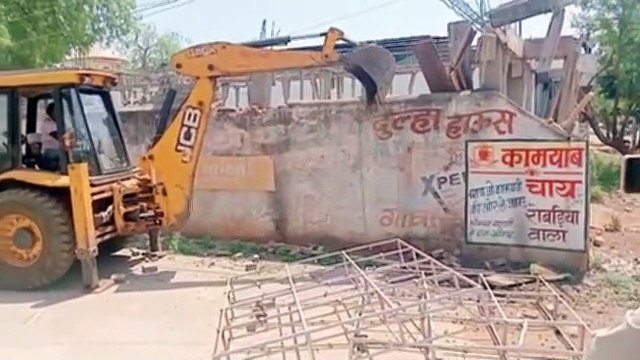 बंगला क्षेत्र में अवैधानिक रूप से चल रहे निर्माण पर चला बुल्डोजर