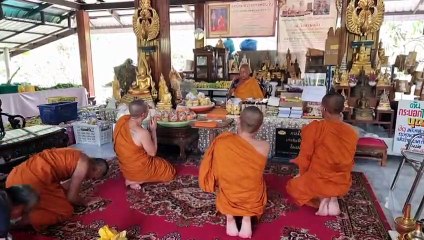 'พระพยอม' ชี้ไม่เหมาะสม หนุ่มแต่งกายธีมสงกรานต์แปลงตัวเองเป็น พระแก้วมรกต