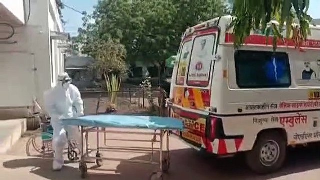 कोरोना मरीज को लेकर अचानक एम्बुलेंस पहुंची जिला अस्पताल, मचा हड़कम्प
