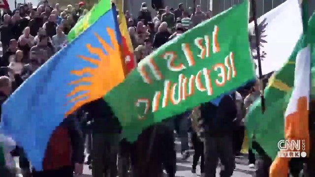 Kuzey İrlanda’da polis aracına molotoflu saldırı