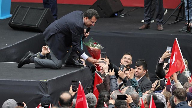 Ekrem İmamoğlu Amasyalı kadının verdiği çiçeği eşine götürceğini söyledi, Dilek İmamoğlu o anları paylaşarak teşekkür etti