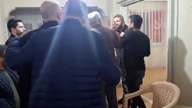 Yeniden Refah Partisi Aydın İl Başkanlığında milletvekili adayı Havva Türk'ün fotoğraf çekimi sırasında bir erkeğin yanına oturmasına bir partilinin Kadın ile erkek yan yana fotoğraf çekilemez. İslamiyet’te böyle olmaz” sözleri üzerine kavga çıktı.