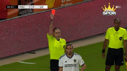 VAR'dan pozisyonu izleyen hakeme itiraz eden Caceres kırmızı gördü