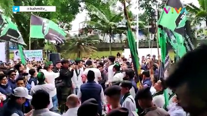 Anas Urbaningrum Disambut Nyanyian Lagu "Halo Halo Bandung"