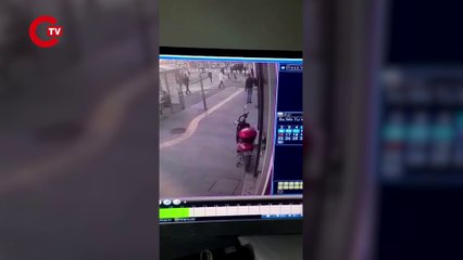 İzmir'de CHP seçim bürosuna taşlı saldırı!