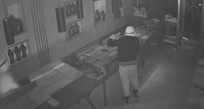 Esenyurt’ta kuyumcu dükkanı soygunu: 4 kilo altın çaldılar