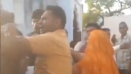 हाथरस: बीच सड़क पर भिड़े दो पक्ष, मारपीट का वीडियो हुआ वायरल