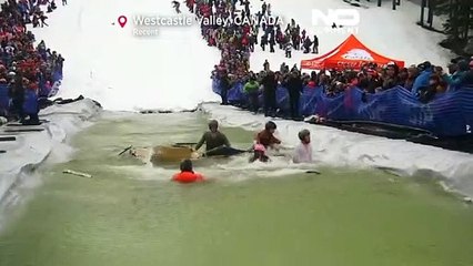 La Slush Cup: quindici canoe lanciate in un laghetto ghiacciato
