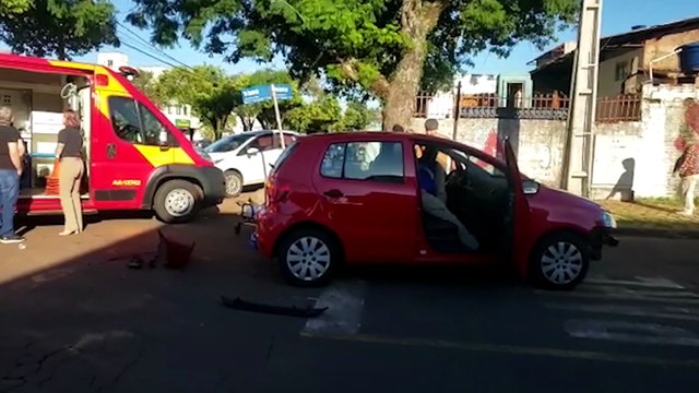 Carros se envolvem em colisão no Bairro Maria Luiza e duas mulheres ficam feridas