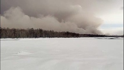 Vulcão Shiveluch entra em erupção no extremo oriente da Rússia