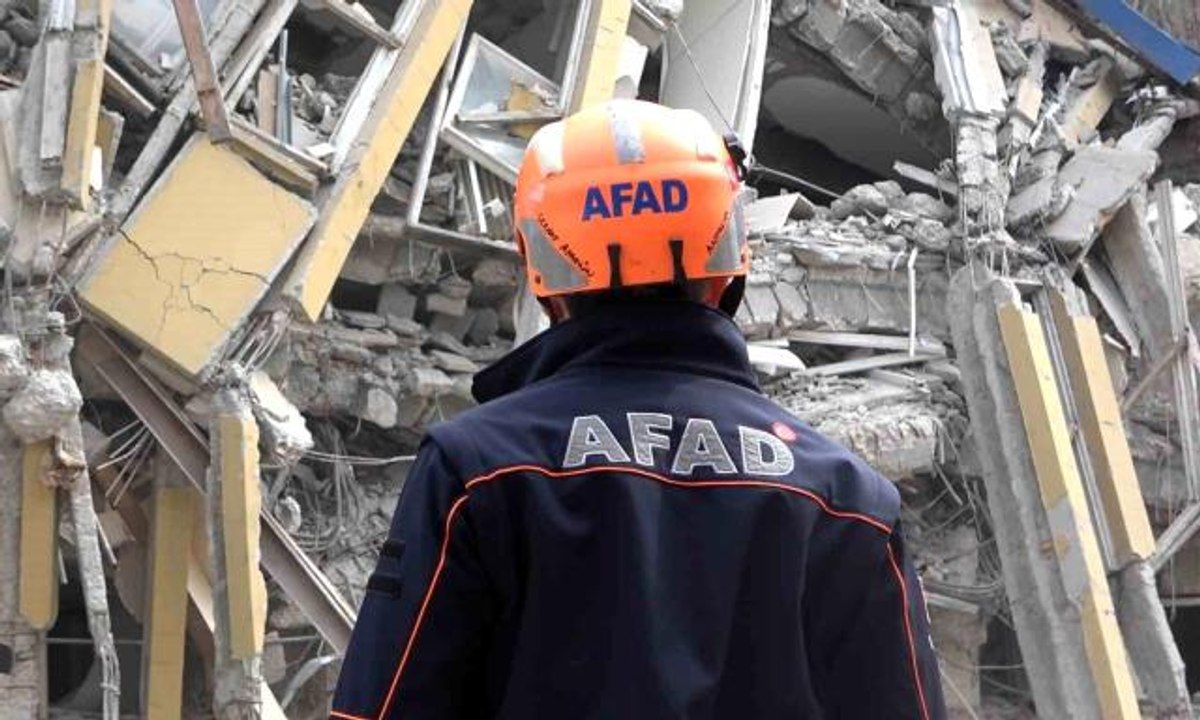 Ölüme ramak kala...4 katlı bina çöktü, 3 kişi son anda kurtuldu